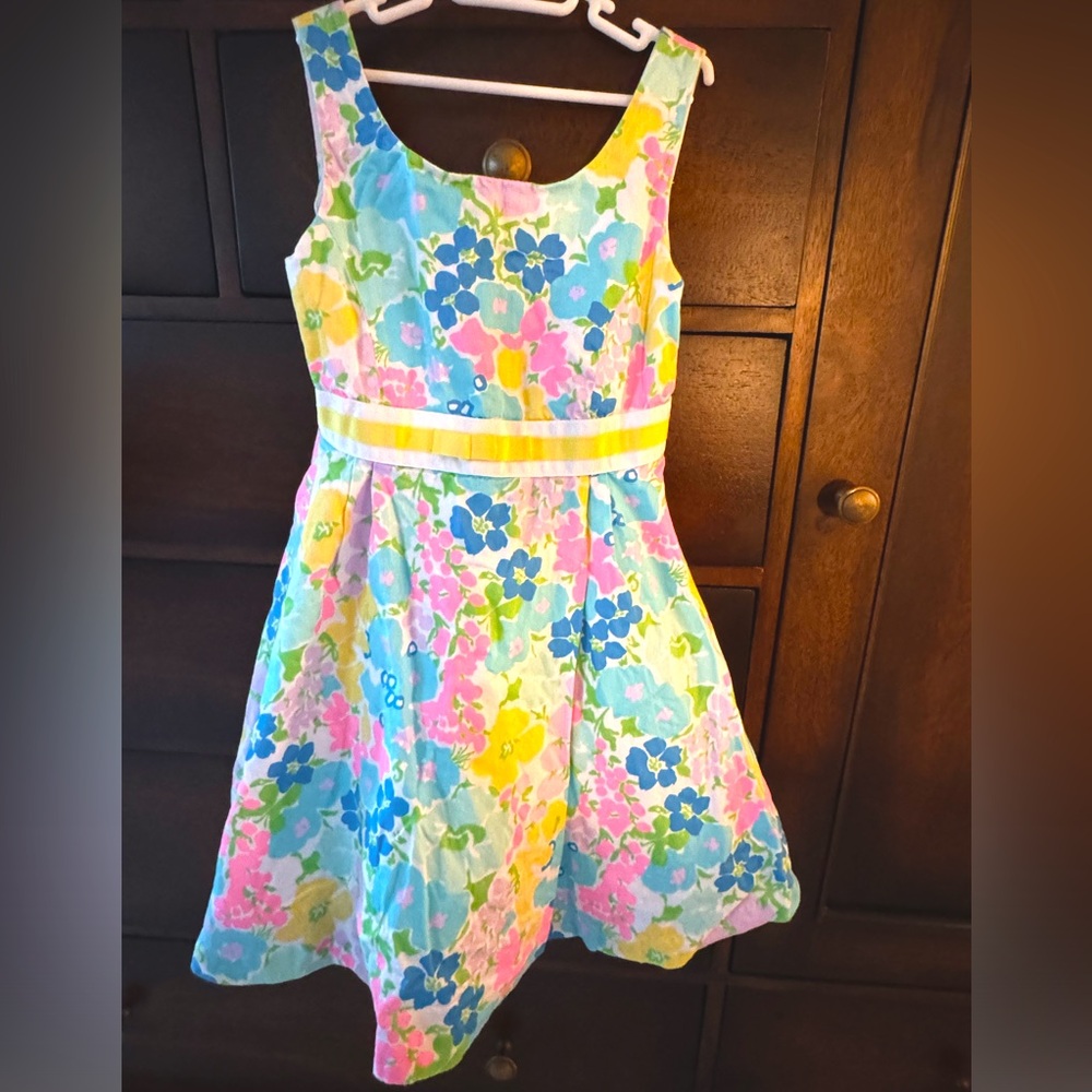 Beautiful Lilly Pulitzer dress in a girls size 7.
